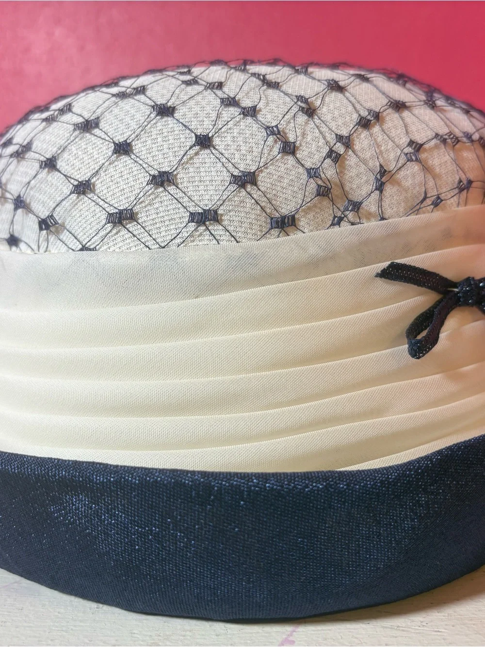 VINTAGE Woman's Ivory & Navy Veiled Hat with Bow Detailing RARE Retro 50s Classy - Picture 8 of 12